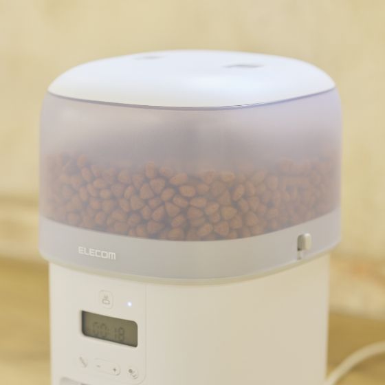 半透明のフードタンクで残量を一目でチェックできます