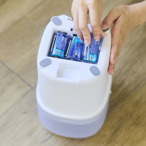 専用ACアダプターと乾電池(単1形アルカリ電池×3本)の両方で給電できます