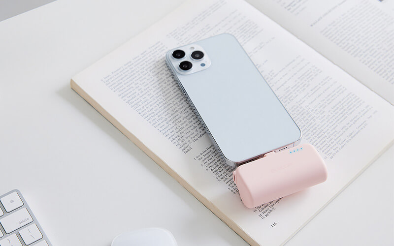 手のひらに収まるコンパクトなモバイルバッテリー