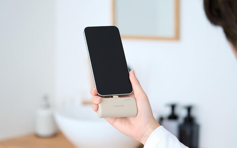 直挿しだから充電中の操作もラクラク