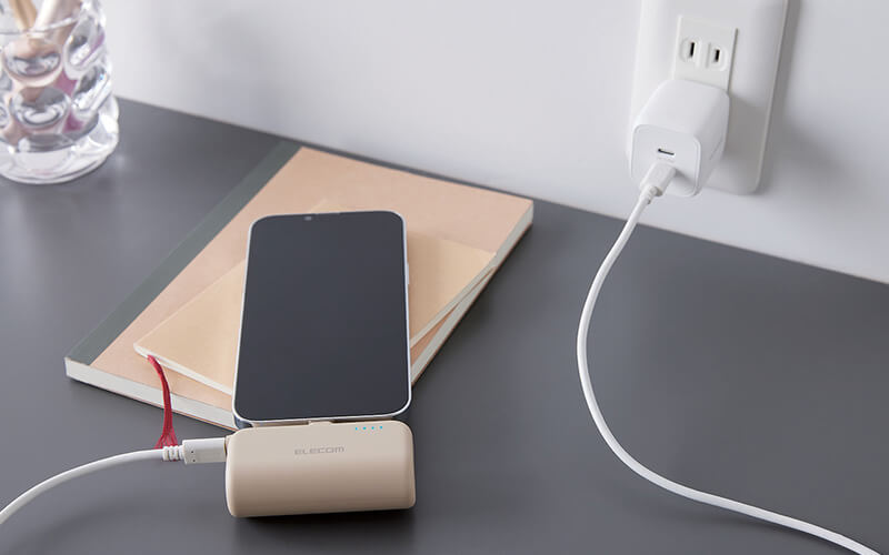 スマートフォンと本製品を接続した状態で、両方を充電できる「まとめて充電」に対応