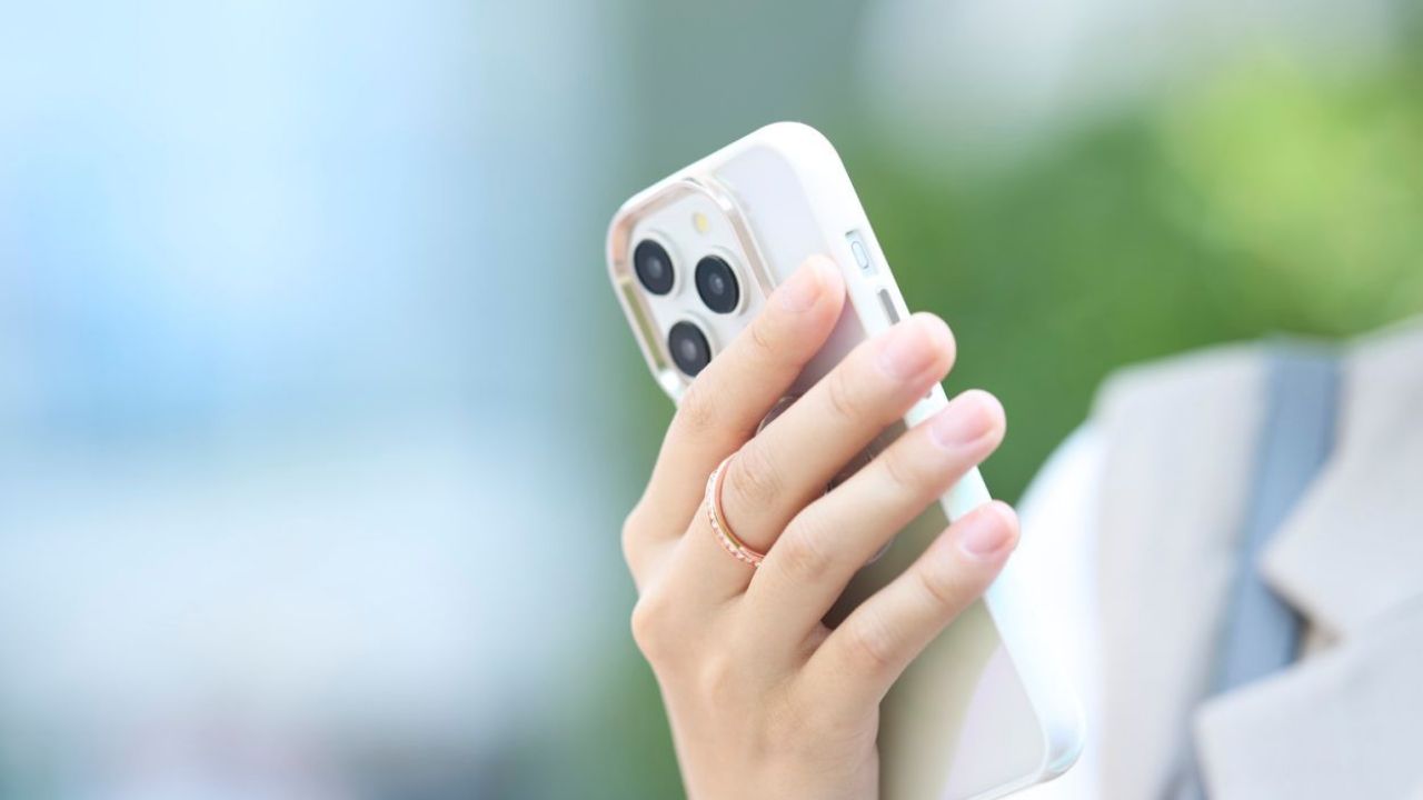 キラキラ光るストーンが散りばめられ、アクセサリーのように美しく手元を彩る「&me」シリーズのスマホリング・粘着タイプ