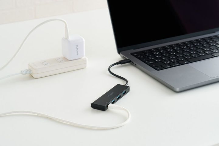 ノートパソコンに給電もできる4ポートUSB-Cコネクターハブ