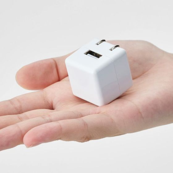 シェーバーや電動歯ブラシ、ヘアアイロンなどが充電できる！5W キューブ型AC充電器