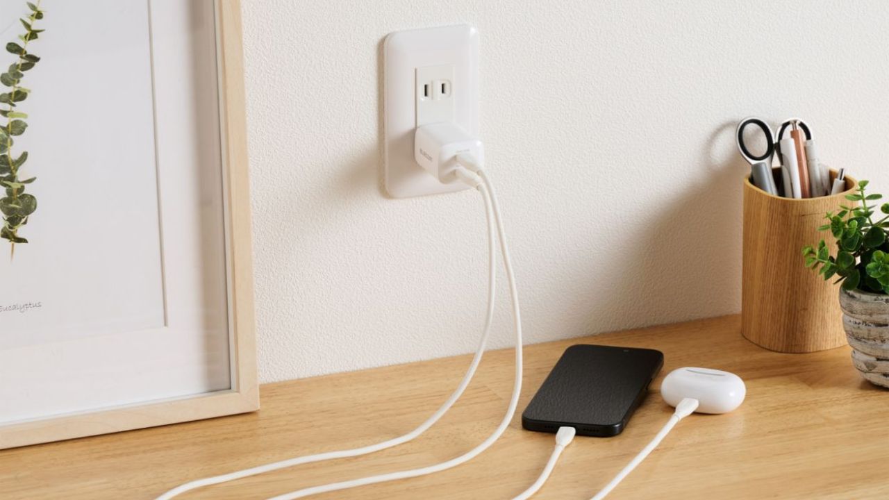 スマートフォンなど2台同時充電可能！最大35Wまたは30W出力のUSB AC充電器（2ポート搭載）
