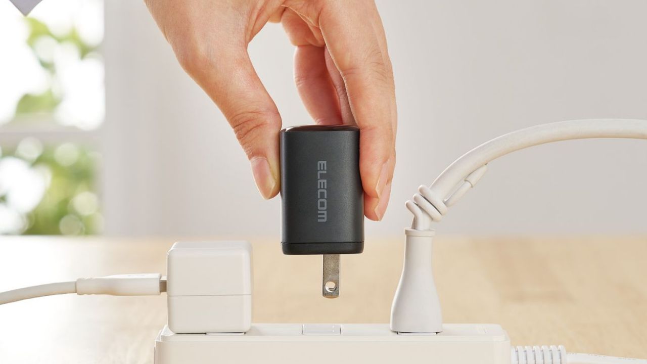 スマートフォンなど2台同時充電可能！最大35Wまたは30W出力のUSB AC充電器（2ポート搭載）