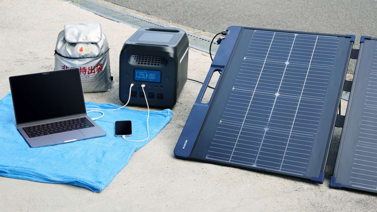 太陽光に当てるだけで発電できるポータブルソーラーパネル
