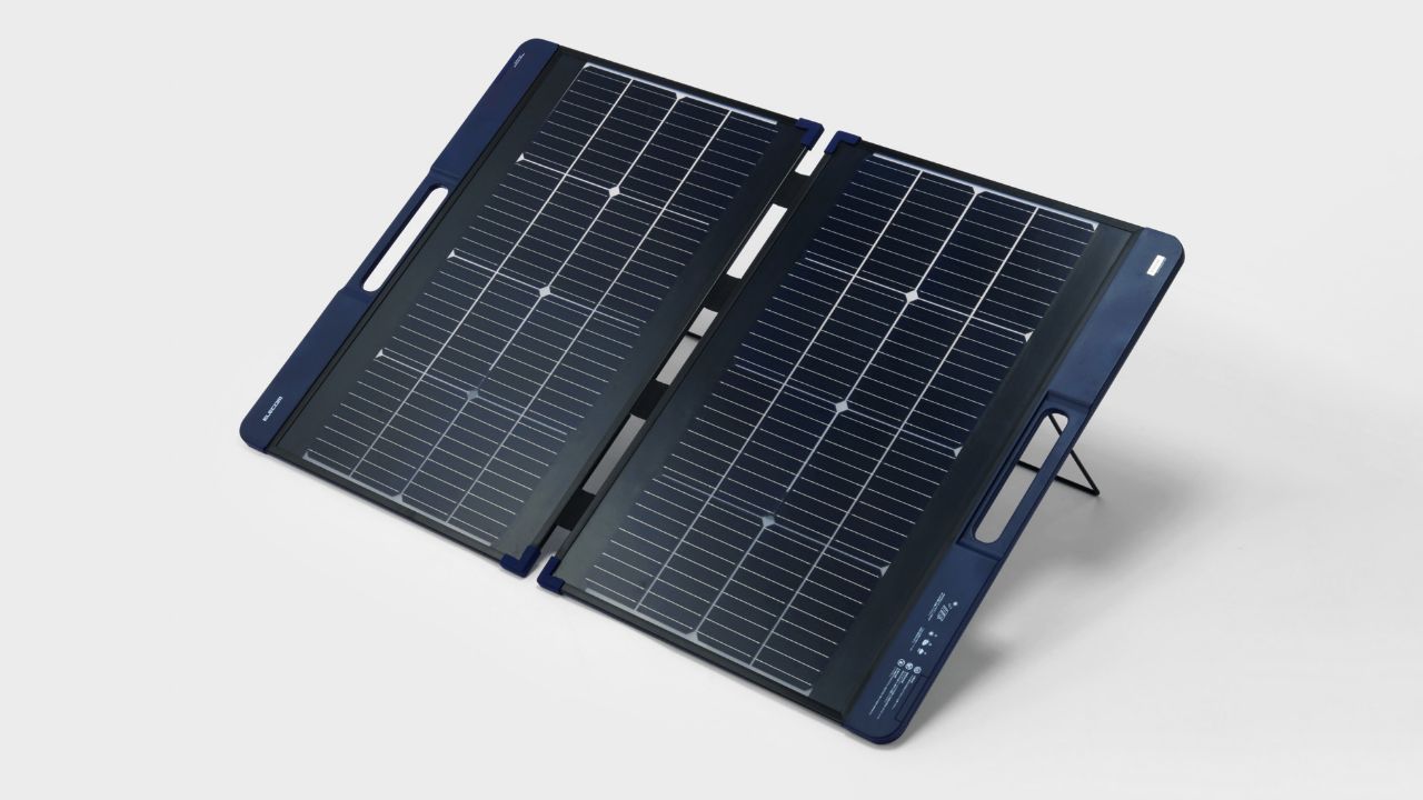 太陽光に当てるだけで発電できるポータブルソーラーパネル