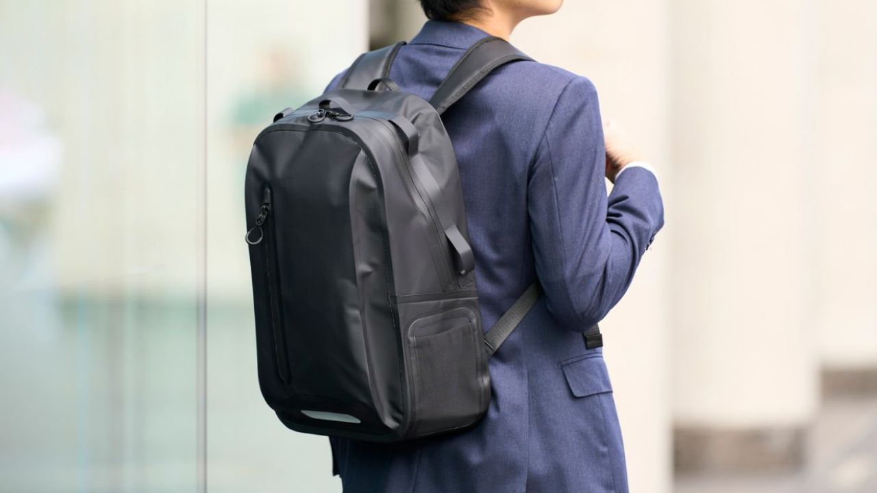 樹脂コーティング生地、止水ファスナーを採用した防水仕様！14インチまでのパソコンを収納できる「防水ビジネスリュック」