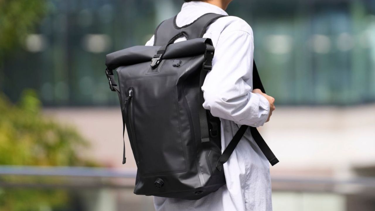 簡易蛇口やシャワーとしても使用可能！防災バッグにもおすすめな「防水ロールトップリュック」