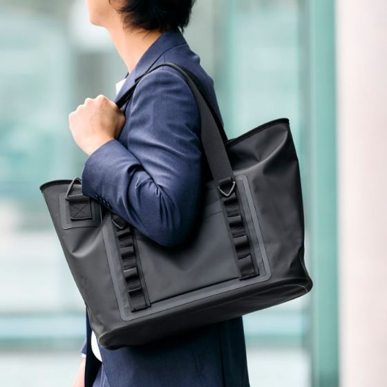 マグネットでピッタリ閉じて丸める密閉構造！付属のショルダーベルトで斜め掛けもできる「防水トートバッグ」