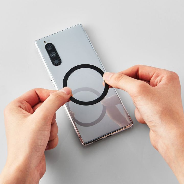 付属のメタルプレートをスマートフォンケースや端末に貼り付けることで、MagSafe非対応の機種でも使用可能