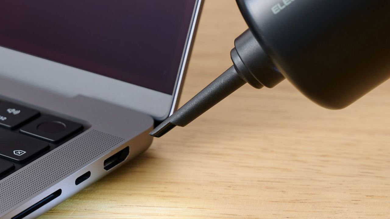 キーボードの隙間に入ったホコリまで一気に噴射！電動エアダスター