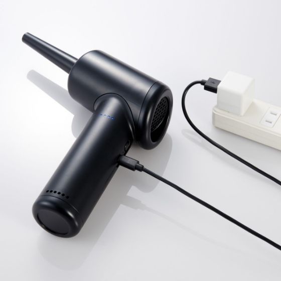 キーボードの隙間に入ったホコリまで一気に噴射！電動エアダスター