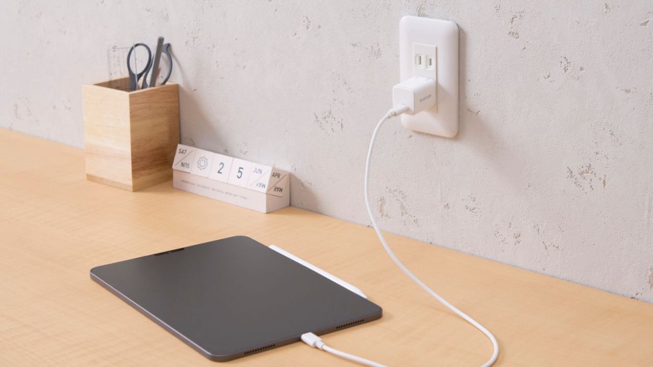 USB Power Delivery 30Wで充電可能！MacBook Airにも対応するAC充電器