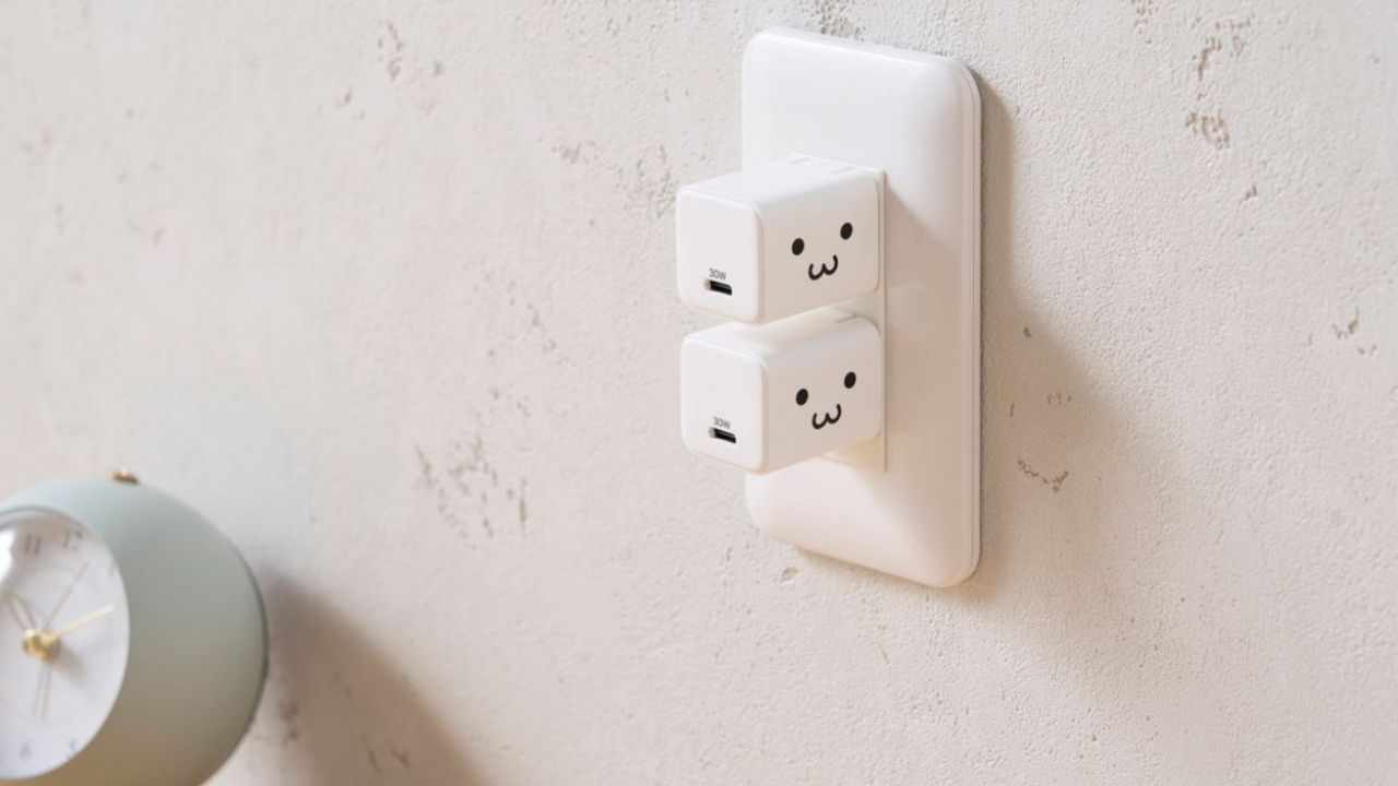 USB Power Delivery 30Wで充電可能！MacBook Airにも対応するAC充電器