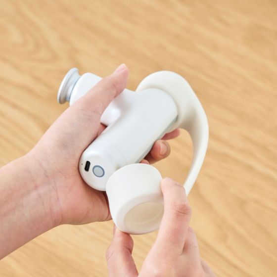 「にぎり疲れ」を軽減し、狙った場所にしっかり当てる、シリコンベルトストラップ