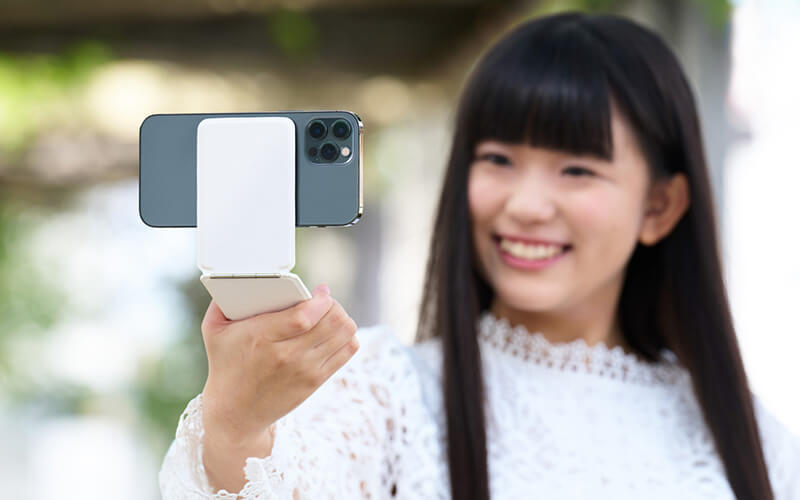 スタンドを持つことで、自撮り撮影にも使用可能