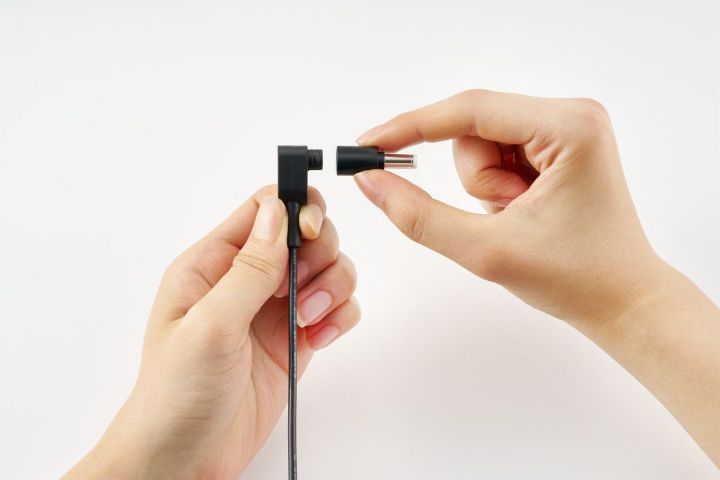 コネクターを交換するだけで異なるメーカーのノートパソコンを充電できる65W出力ケーブル一体型ACアダプター