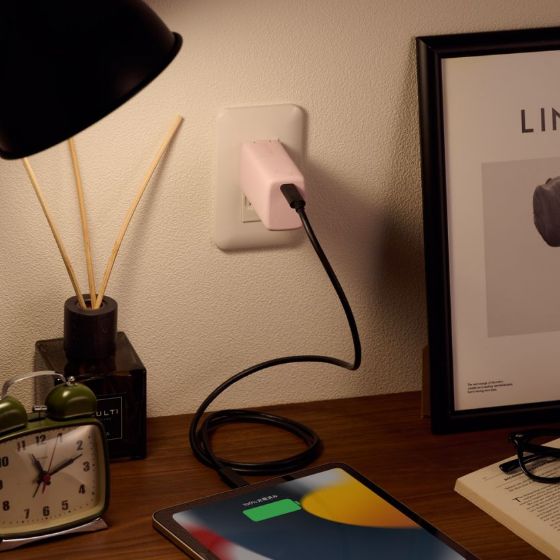 本製品とスマートフォンを同時に充電できる！"まとめて充電"に対応