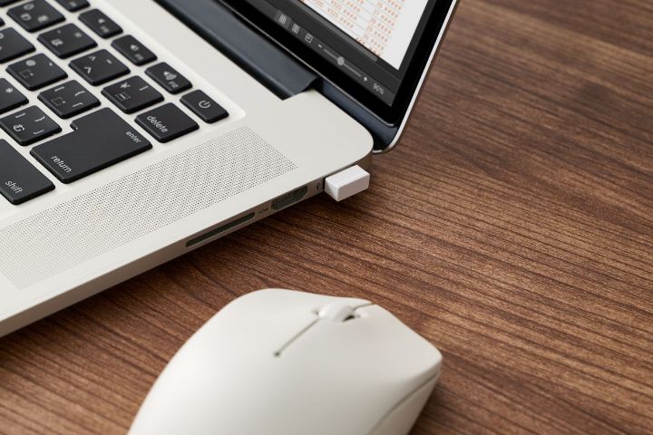 USB-A・USB Type-C(USB-C)ポート対応 無線2.4GHzモデルの3ボタンマウス