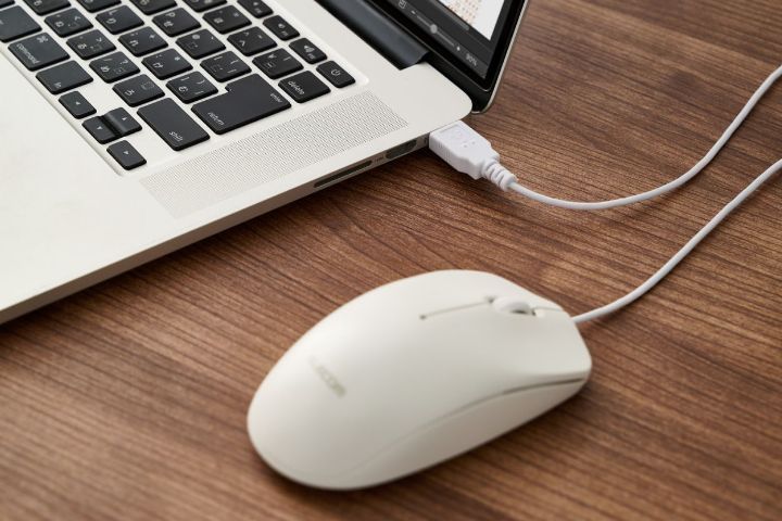 USB-A・USB Type-C(USB-C)ポート対応 電池交換や充電が不要な、有線モデルの3ボタンマウス