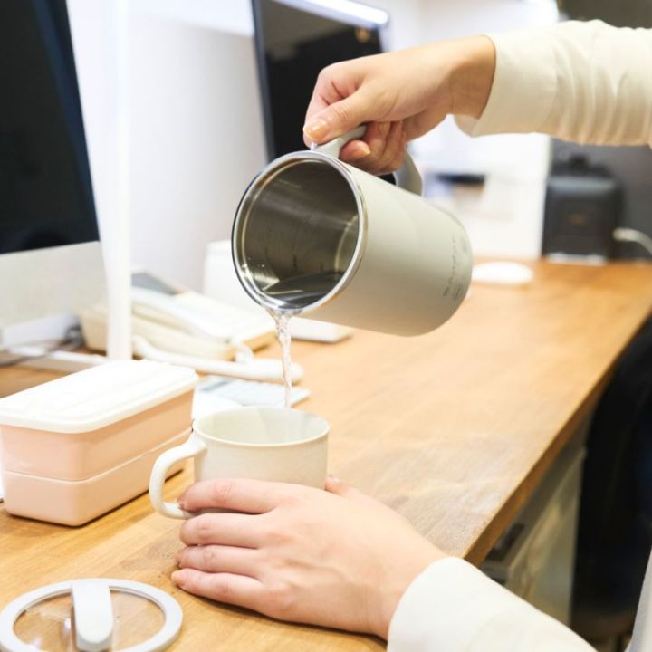 デスクの上で飲み物の温めや調理ができるマグカップ型電気なべ