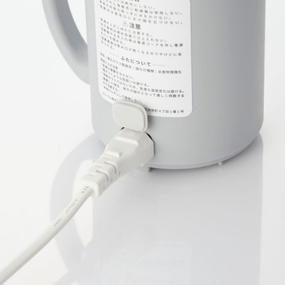 デスクの上で飲み物の温めや調理ができるマグカップ型電気なべ