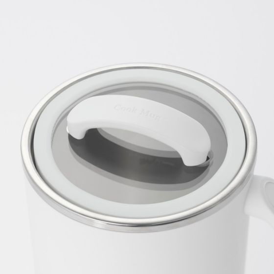 デスクの上で飲み物の温めや調理ができるマグカップ型電気なべ