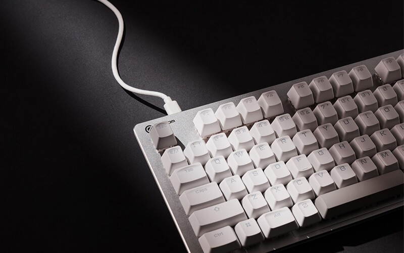 付属のUSBケーブルを使うことで有線接続に対応
