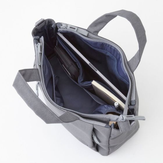 荷物をすっきり仕分けられる3層構造!ミニトートバッグ
