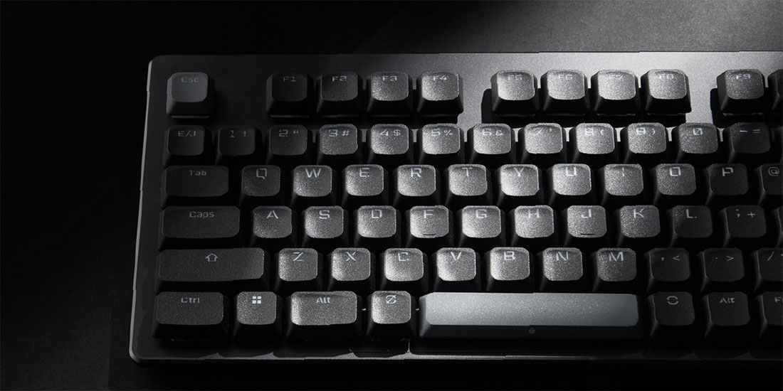 ゲームプレイ特有の指の動きをサポートする最適なキー形状を採用