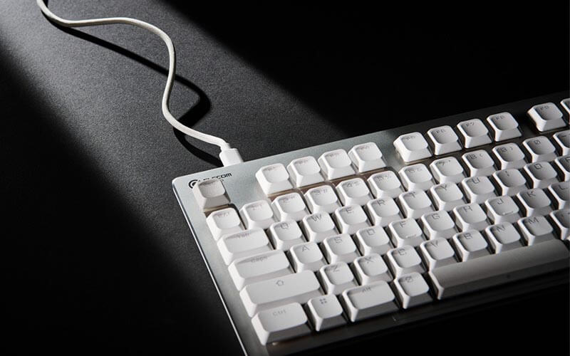 付属のUSBケーブルを使うことで有線接続に対応
