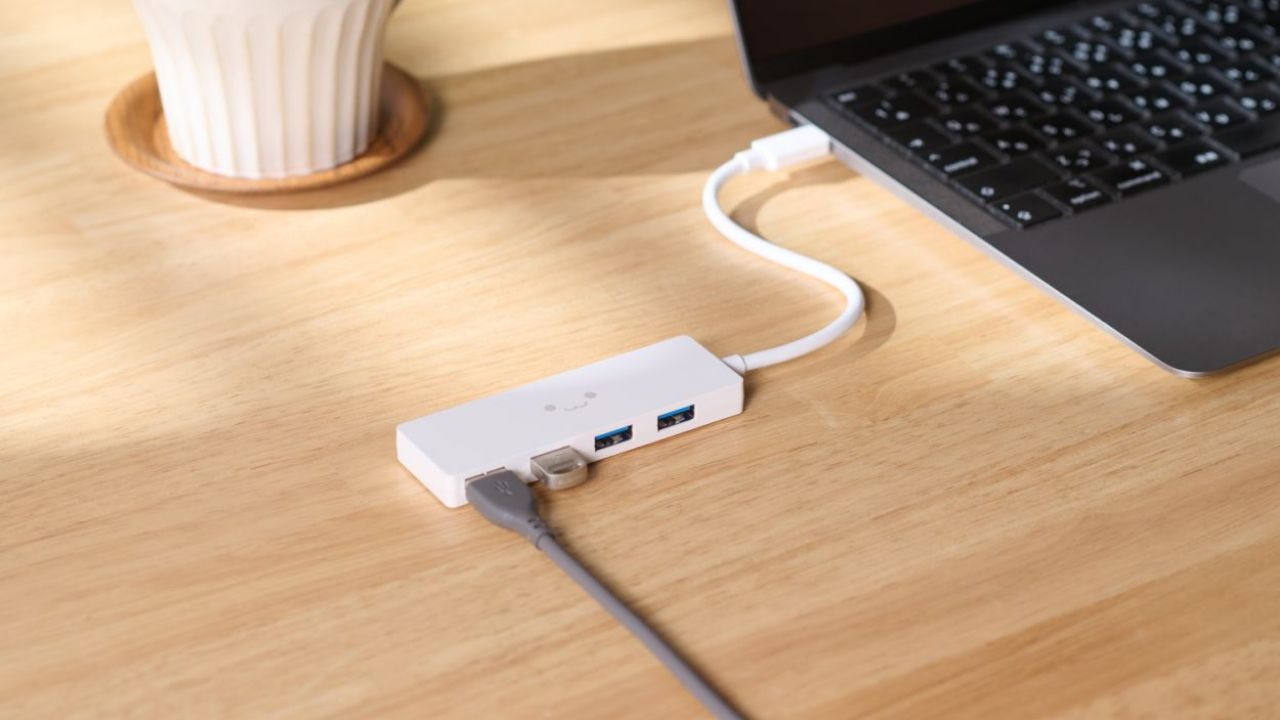 マウスやUSBメモリなどを1台にまとめて接続できる!USB-Aポートを4つ搭載した薄型USBハブ