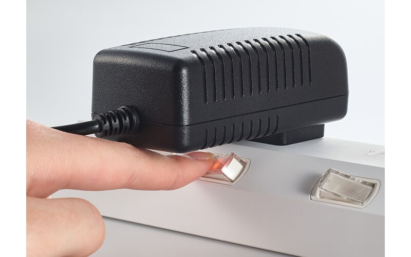 電源スイッチが斜めに配置され、大きなACアダプターを挿しても操作しやすい