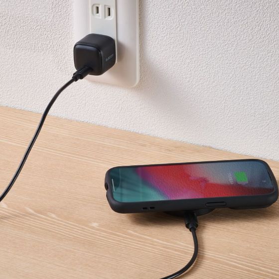 Qi対応機器を置くだけで充電ができるワイヤレス充電器