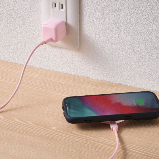 Qi対応機器を置くだけで充電ができるワイヤレス充電器