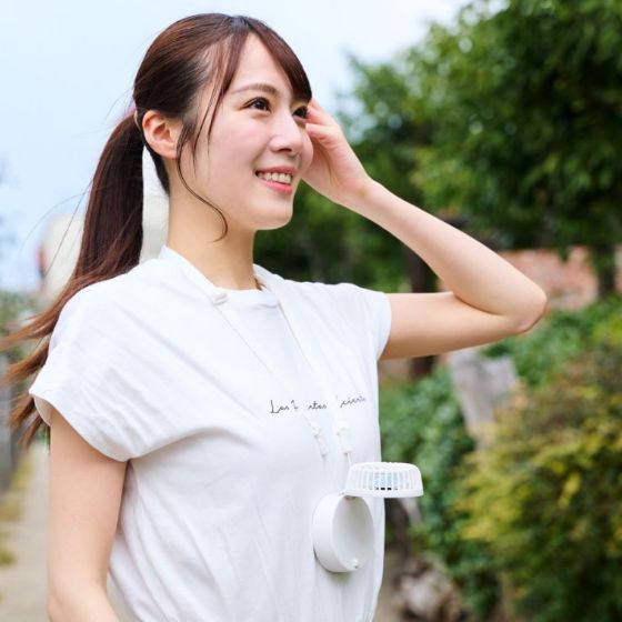 涼しさも、身だしなみもこの1台でOK!「ミニファン ミラー付き」