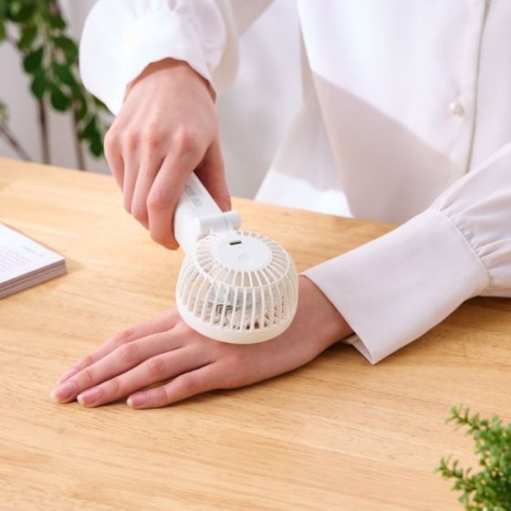 肌で直接涼しさを感じられる!「ハンディファン 冷却プレート付き」