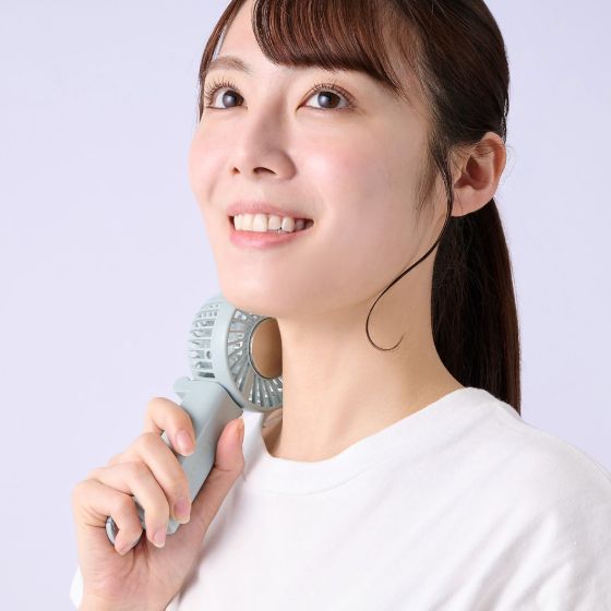 肌で直接涼しさを感じられる!「ハンディファン 冷却プレート付き」