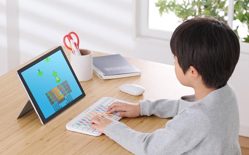 一般的なキーボードに貼り付けてタイピングの練習が可能
