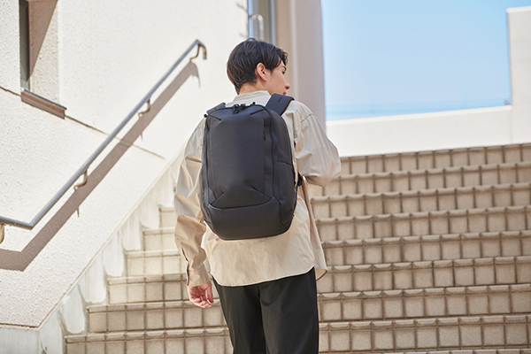どんなスタイルにもフィットするミニマルなシルエット