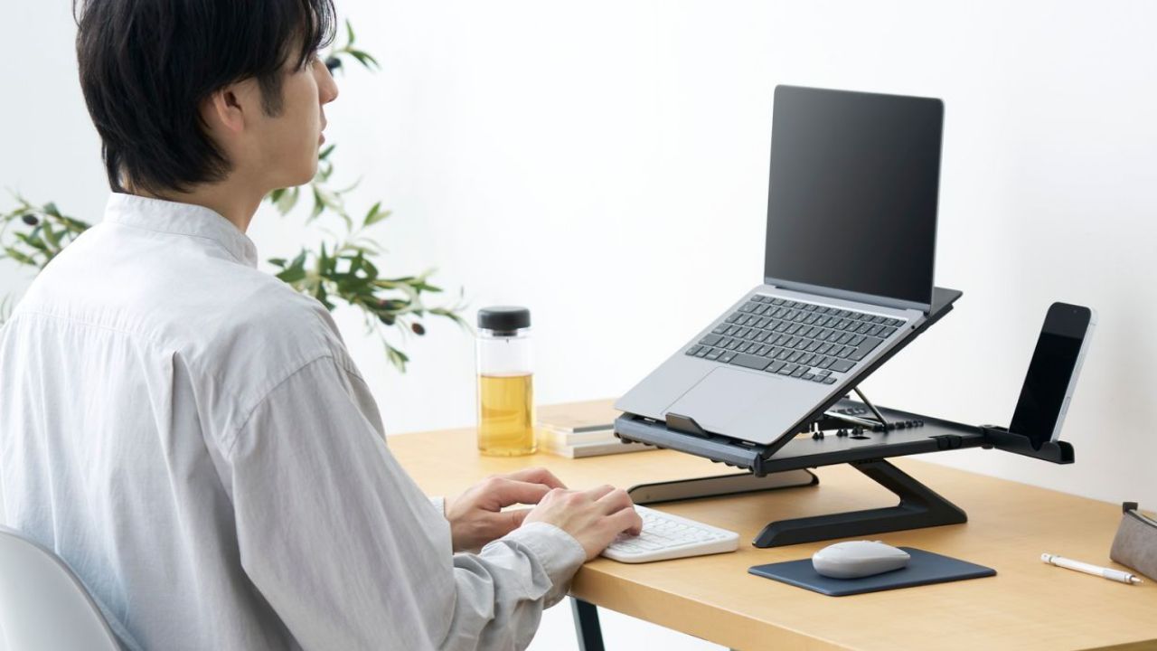冷やしたい場所に合わせて調節可能！冷却ファン付き折りたたみ式ノートパソコンスタンド