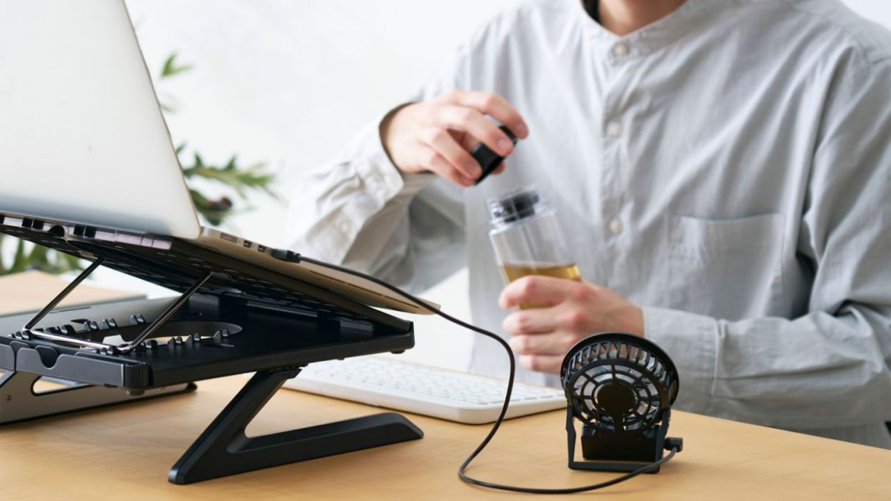 冷やしたい場所に合わせて調節可能！冷却ファン付き折りたたみ式ノートパソコンスタンド