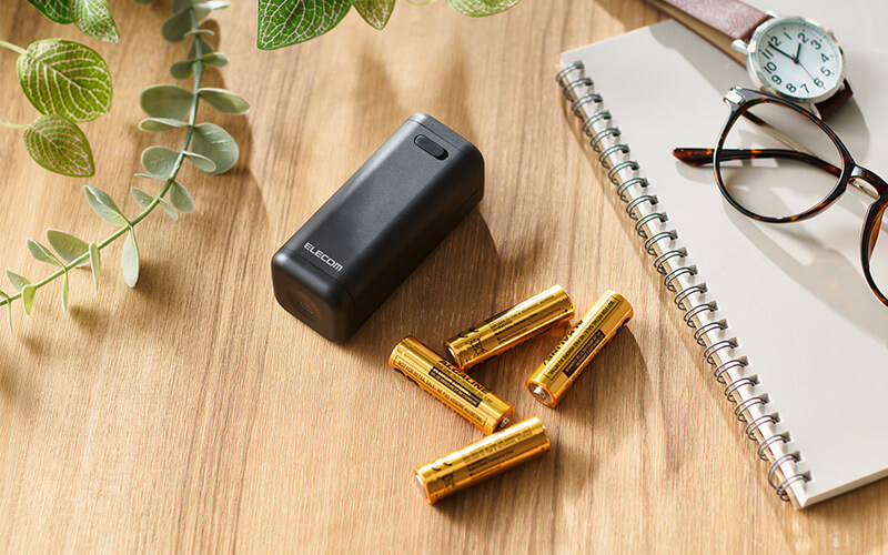 単3形乾電池×4本で小型電子機器を充電できる