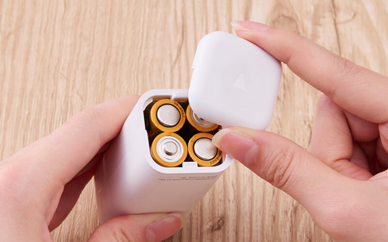 コンビニなどで市販の乾電池を購入して、セットするだけですぐに使用可能