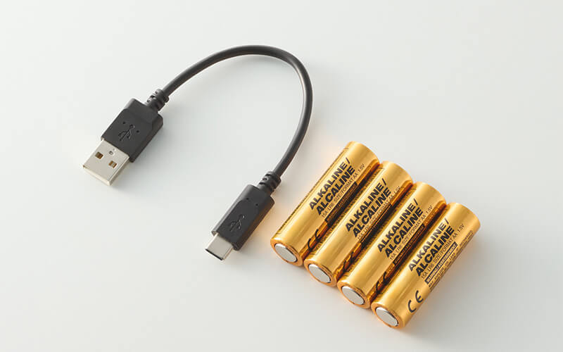 付属の給電用のケーブルと動作確認用電池