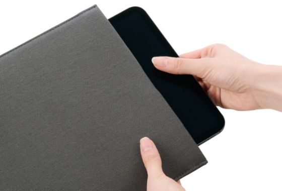 マグネット開閉口で出し入れラクラク！シンプルなデザインのタブレット汎用スリップインケース
