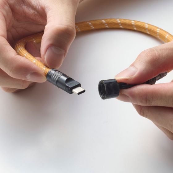 手首や腕に掛けてスマートフォンの落下を防ぐ!2in1仕様の充電ケーブルハンドストラップ