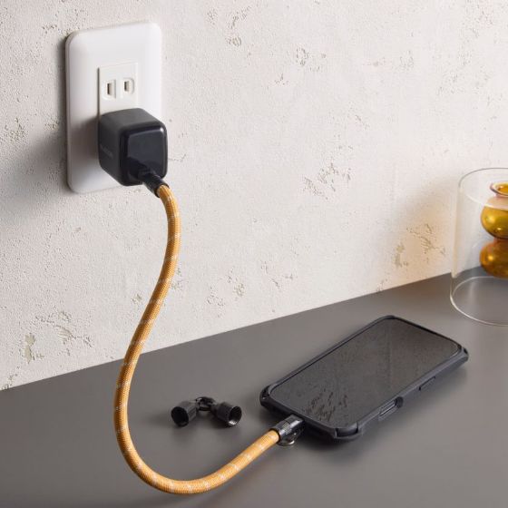 手首や腕に掛けてスマートフォンの落下を防ぐ!2in1仕様の充電ケーブルハンドストラップ